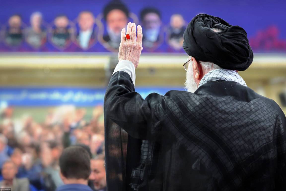 Dass der Iran von einem 86 Jahre alten religiösen Ideologen geführt wird, steht sinnbildlich für die festgefahrenen Strukturen der Islamischen Republik. (© imago images/ZUMA Press Wire)