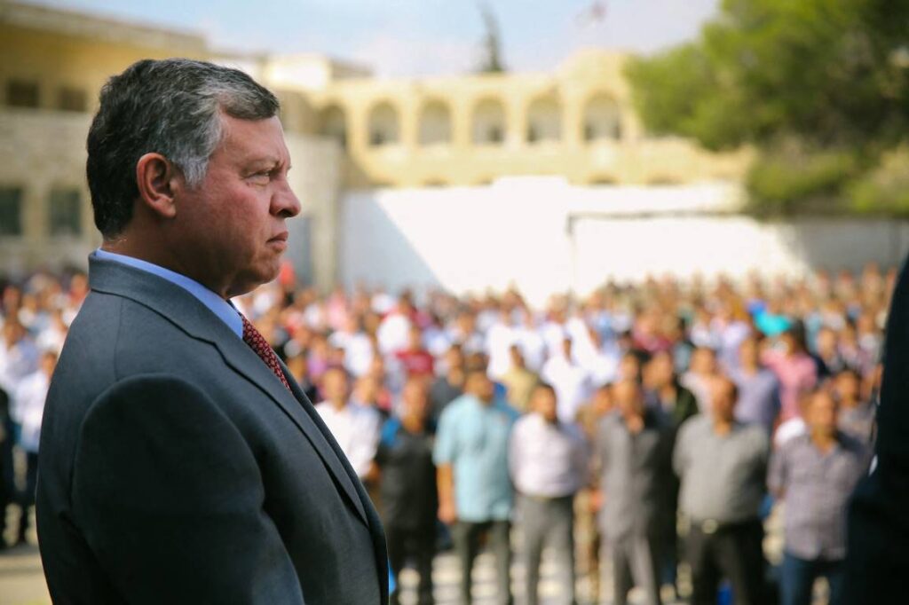 Jordaniens König Abdullah II. beim Besuch einer Schule in Amman. (© imago images/ABACAPRESS)