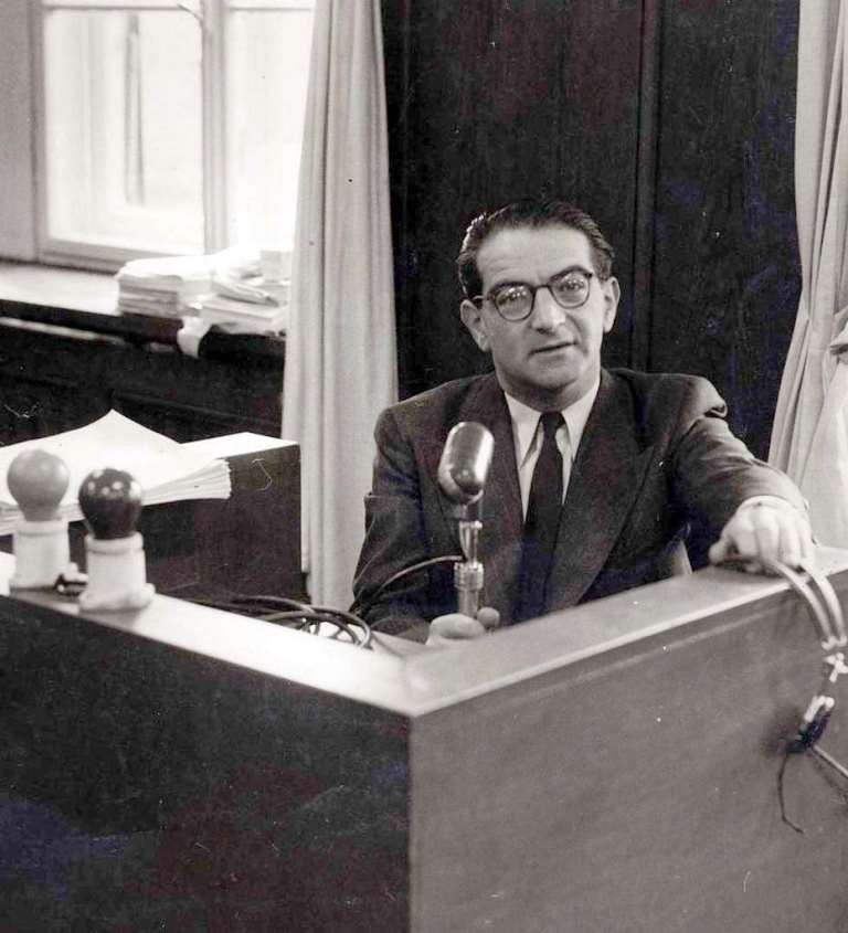 Rudolf Kasztner bei seiner Aussage im Nürnberger Prozess. (Wikimedia Commons)