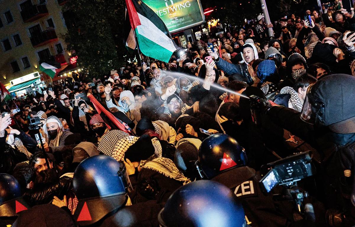 Ausschreitungen bei einer israelfeindlichen Kundgebung am 7. Oktober 2024. Die BDS-Bewegung ist für den Verfassungsschutz als wichtige Gruppierung des anti-israelischen Protest- und Versammlungsgeschehens. (© imago images/ZUMA Press Wire)