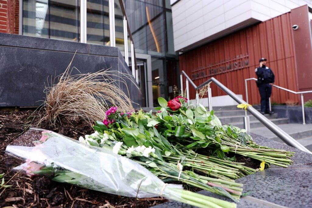 Vor dem jüdischen Museum in Washington, D.C., werden im Gedenken an die Ermordeten Blumen hinterlegt. (© imago images/ZUMA Press Wire)