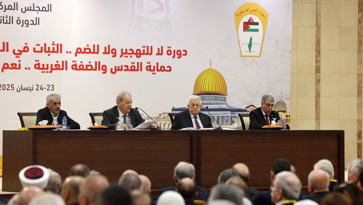 PA-Präsident Abbas auf einem PLO-Treffen in Ramallah vor einer Grafik des Felsendoms in Jerusalem