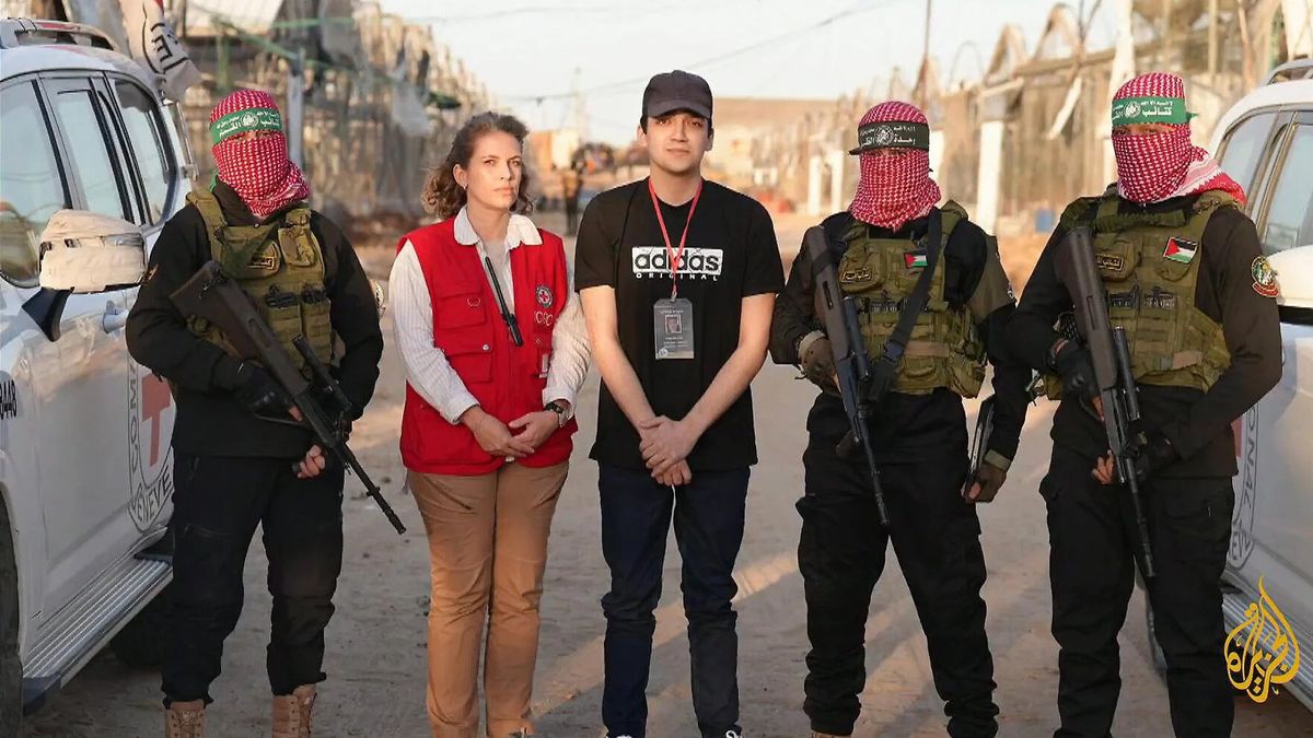 Die Geisel Edan Alexander wird von der Hamas an das Rote Kreuz übergeben