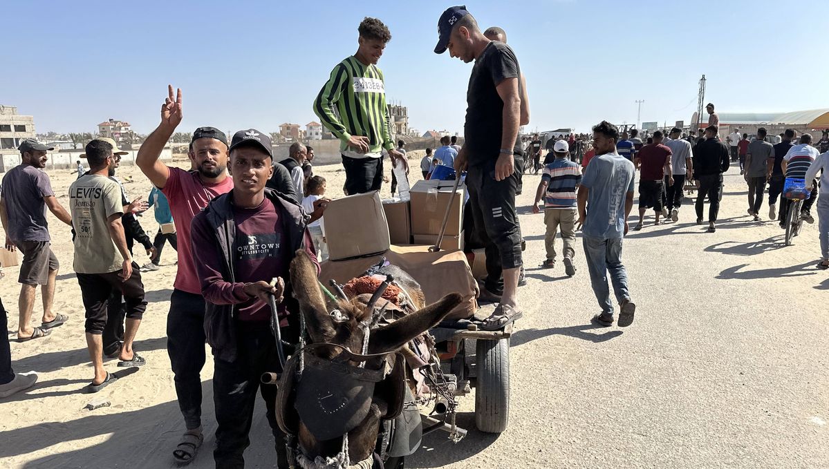 Tausende Bewohner von Gaza strömen für humanitäre Hilfe in das neu eingerichtete Versorgungszentrum