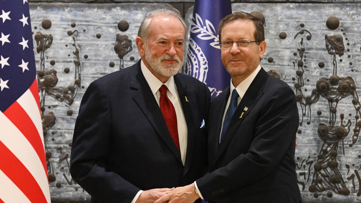 Kündigt Hilfsgüterlieferung ans: US-Botschafter Huckabee mit Israels Präsidenten Herzog