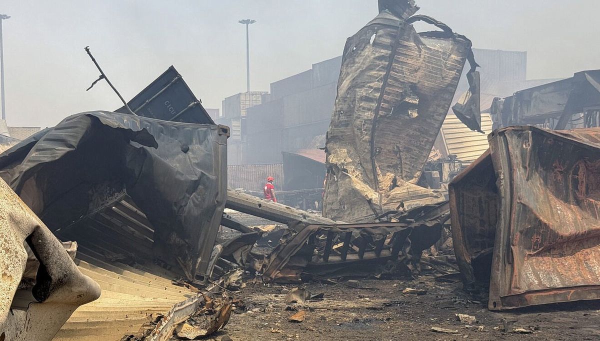 Aufräumarbeiten nach der Explosion im iranischen Hafen von Bandar Abbas