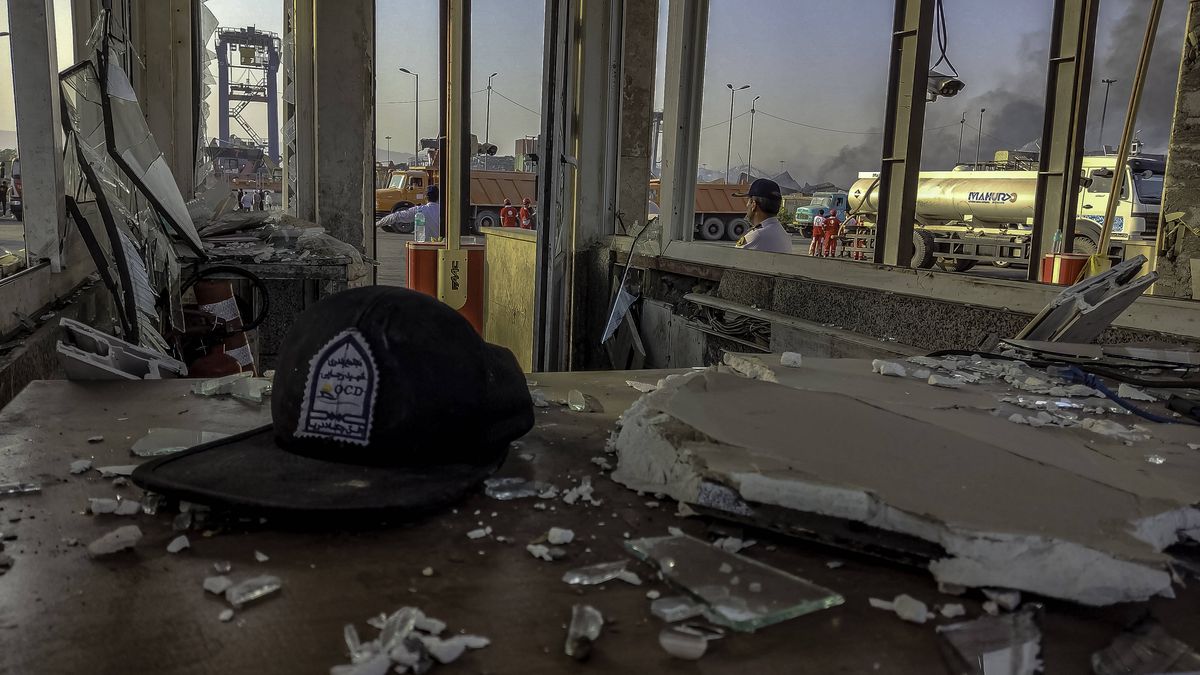 Aufräumarbeiten im von der Explosion zerstörten Hafen Shahid Rajaee im iranischen Bandar Abbas