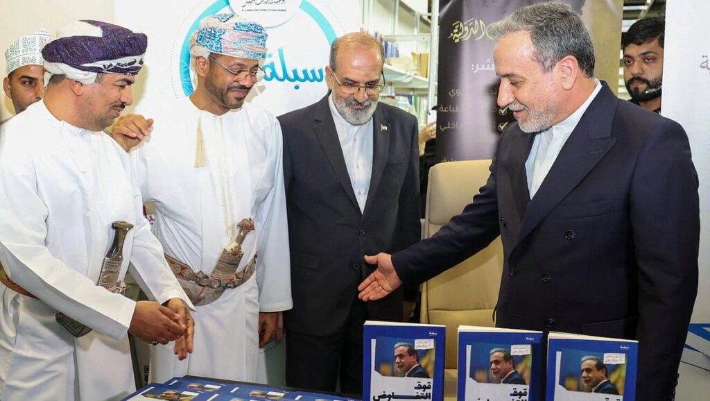 Irans Außenminister Araghchi präsentiert am Rande der Atomgespräche im Oman sein Buch »Die Macht des Verhandelns«