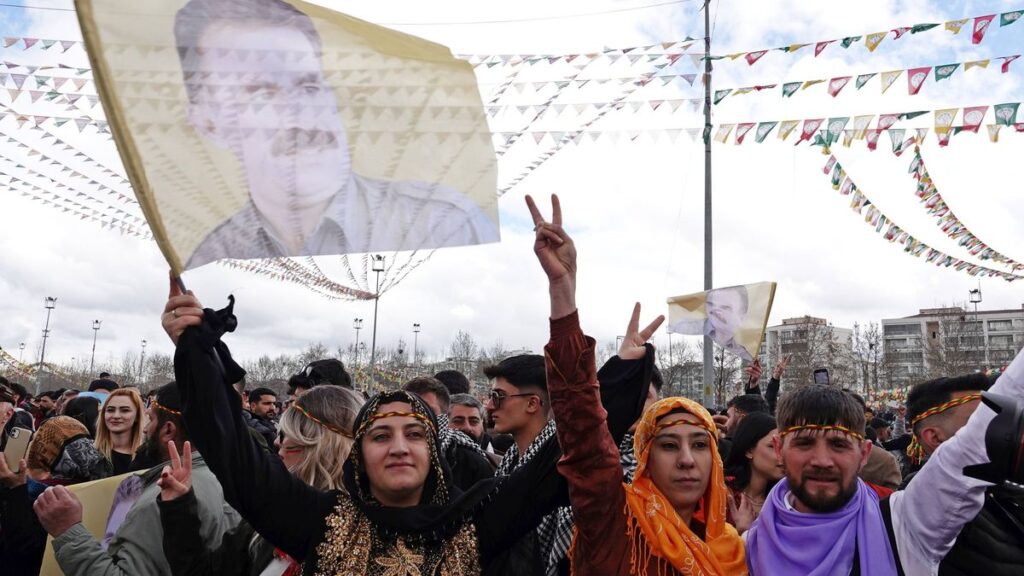 Türkische Kurden feiern Newroz mit Fahne des PKK-Führers Öcalan