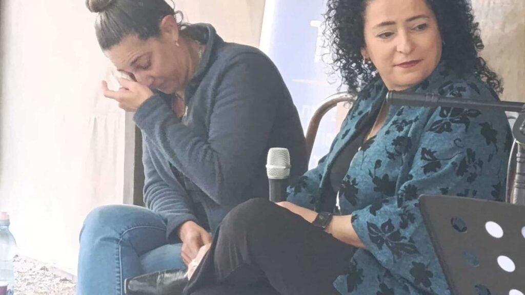 Valley Train Site in Kfar Yehoshua: Moran Moses (li.) erzählt im Gespräch mit Racheli Avidov ihre Geschichte vom 7. Oktober 2023