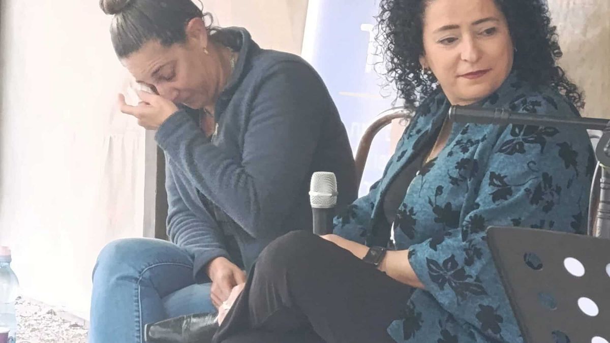 Valley Train Site in Kfar Yehoshua: Moran Moses (li.) erzählt im Gespräch mit Racheli Avidov ihre Geschichte vom 7. Oktober 2023