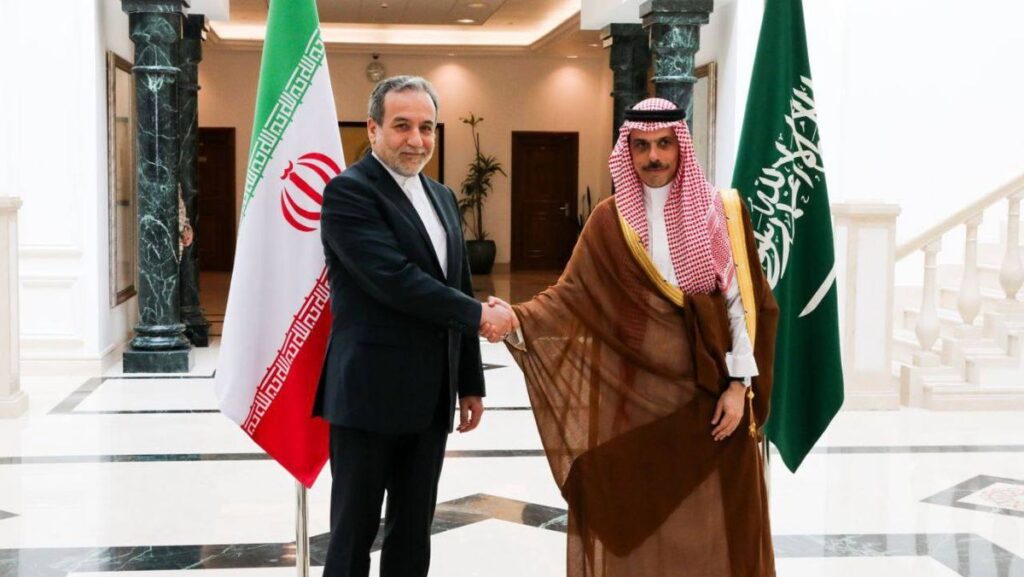 Der saudische Außenminister Faisal bin Farhad mit seinem iranischen Amtskollegen Abbas Araghchi