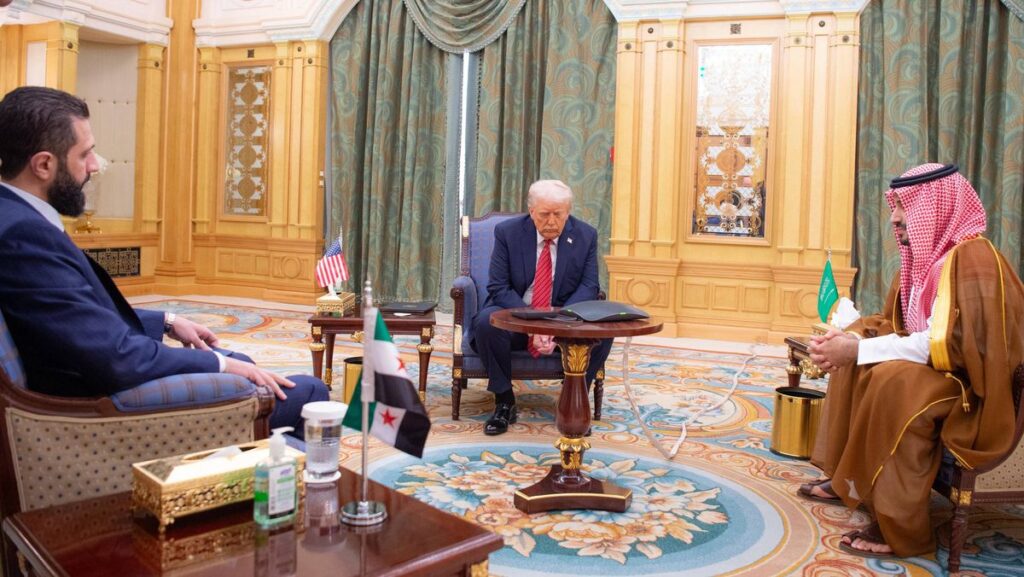 US-Präsident Trump mit dem saudischen Kronprinzen bin Salman und dem syrischen Präsidenten al-Sharaa