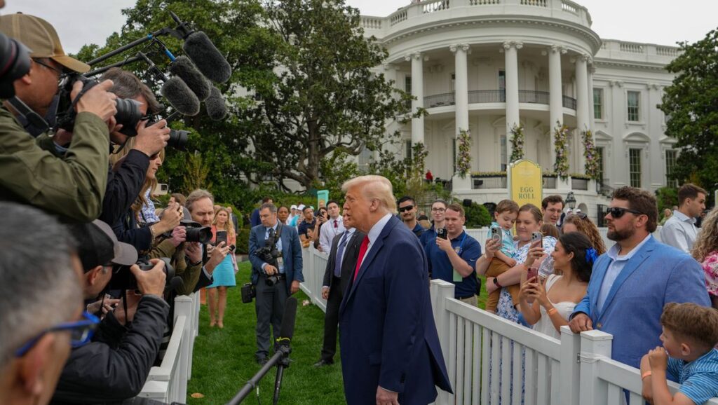 Donald Trump bei einer Erklärung zum Iran vor dem Weißen Haus