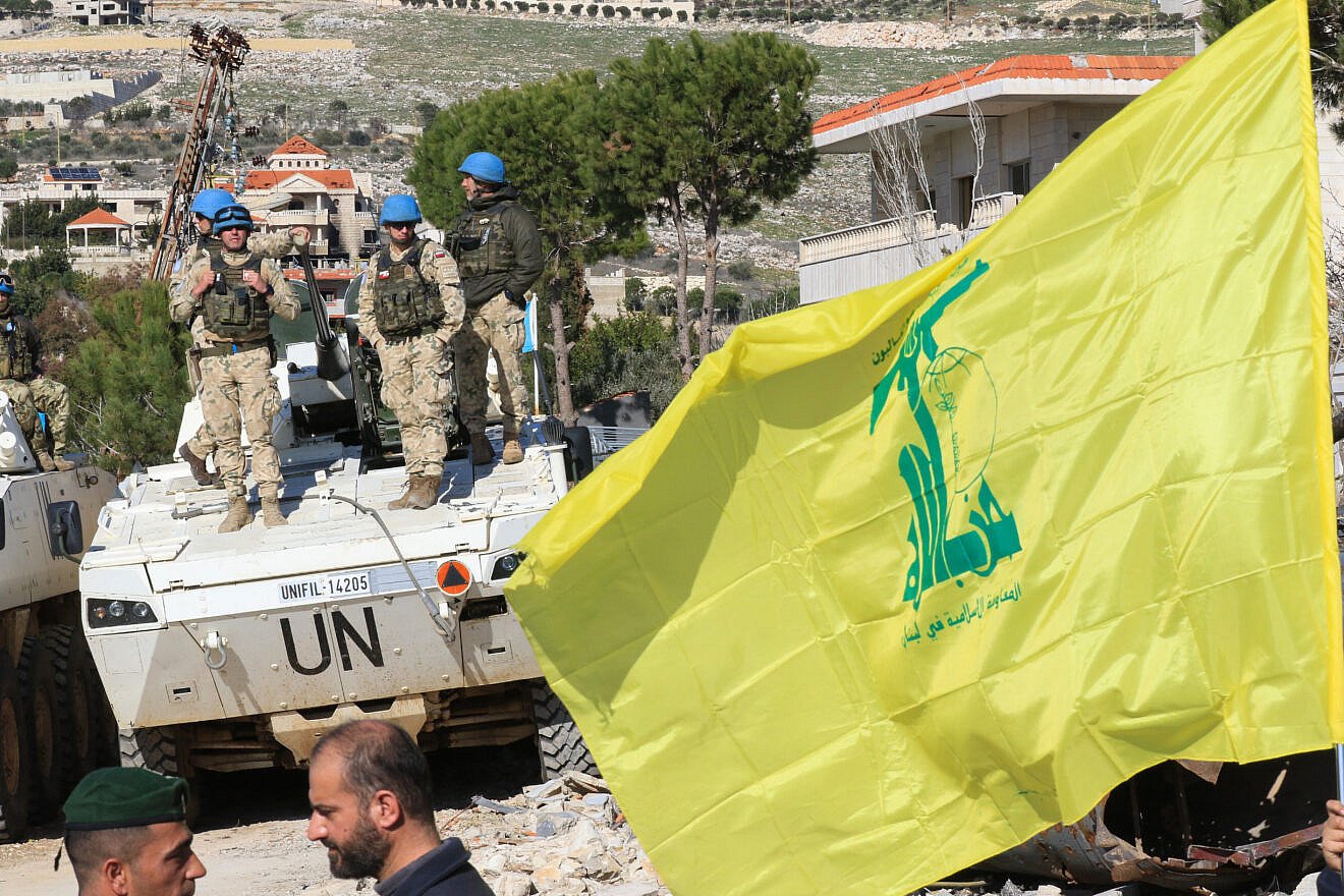 UNO-Truppen vor einer Hisbollah-Flagge im Süden des Libanon