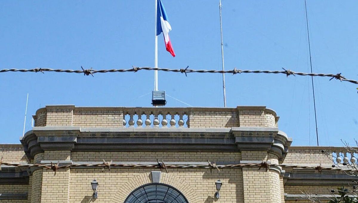 Flagge über der französischen Botschaft in der irakischen Hauptstadt Bagdad