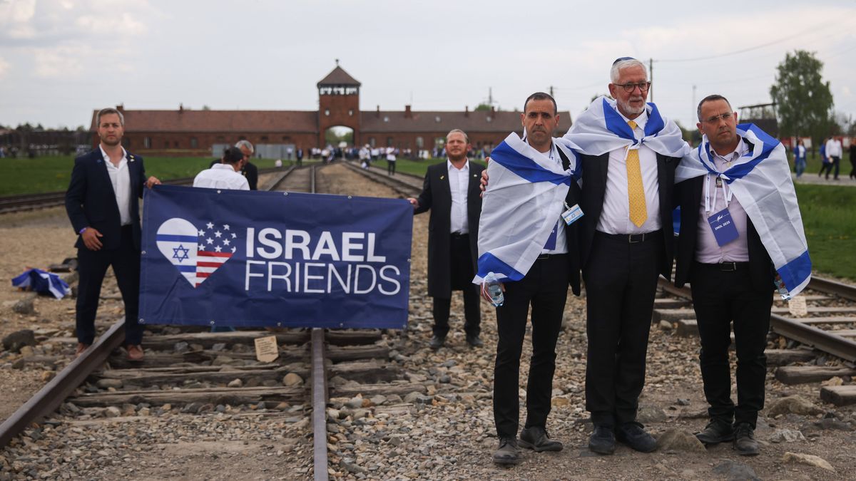 Buch veröffentlicht: Eli Sharabi (3. v. li.) auf dem »Marsch der Lebenden« vor dem Vernichtungslager Auschwitz-Birkenau