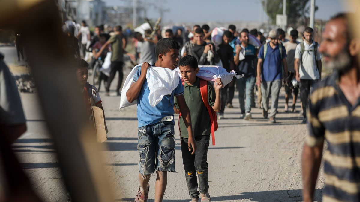 Palästinenser mit Hilfspaketen der Gaza Humanitarian Foundation