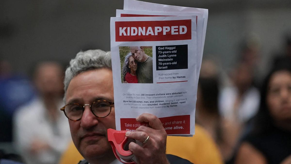 Plakat der beiden beiden nach Gaza verschleppten Israelis Judy Weinstein-Haggai und Gadi Haggai
