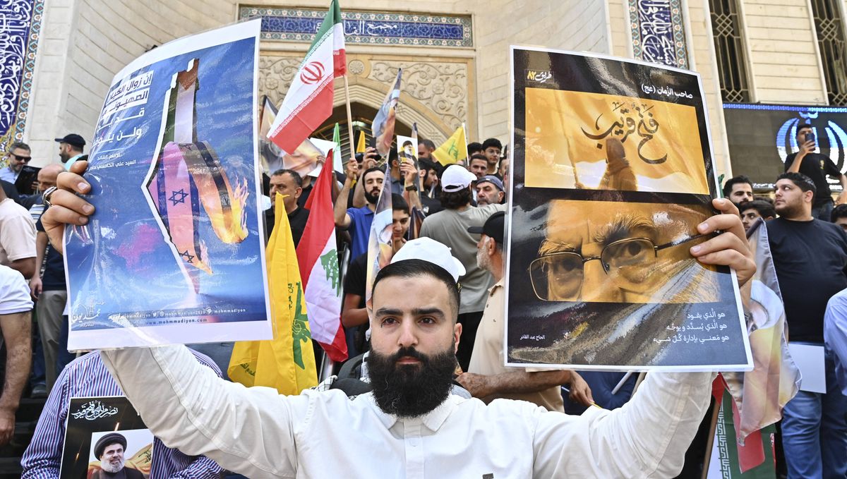 Hisbollah-Anhänger nach dem Freitagsgebet in Beirut rufen nach Unterstützung für den Iran