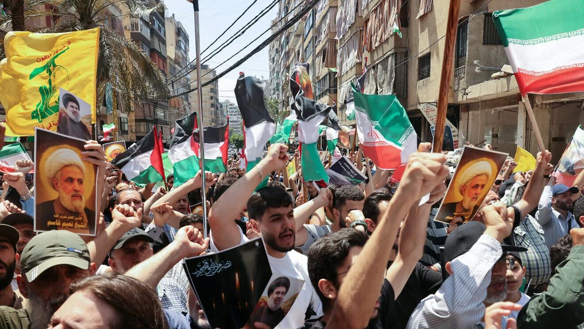 Hisbollah-Anhänger nach dem Freitagsgebet in Beirut rufen nach Unterstützung für den Iran