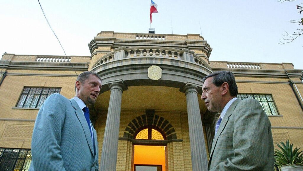 Der ehemalige Botschafter Bernard Bajolet (li.) vor der wiedereröffneten französischen Botschaft in Bagdad im Jahr 2004
