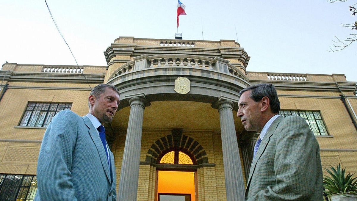 Der ehemalige Botschafter Bernard Bajolet (li.) vor der wiedereröffneten französischen Botschaft in Bagdad im Jahr 2004
