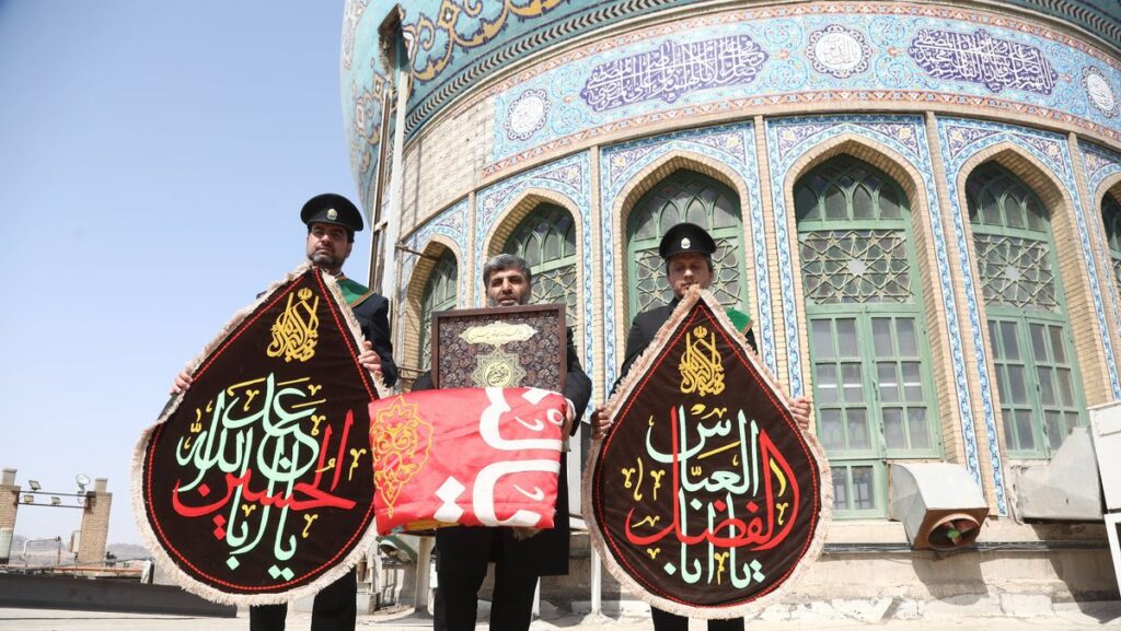 Nach dem israelischen Angriff hisst der Iran die rote »Flagge der Rache« auf der Moschee in Qom