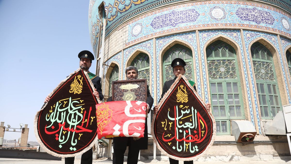 Nach dem israelischen Angriff hisst der Iran die rote »Flagge der Rache« auf der Moschee in Qom