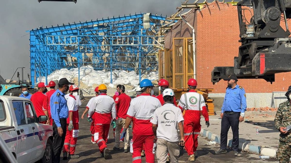 Aufräumarbeiten nach der Explosion von Raketentreibstoff aus China im iranischen Hafen Bandar Abbas