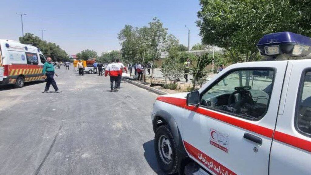 Rettungsteams nach einem Angriff nahe der iranischen Stadt Isfahan