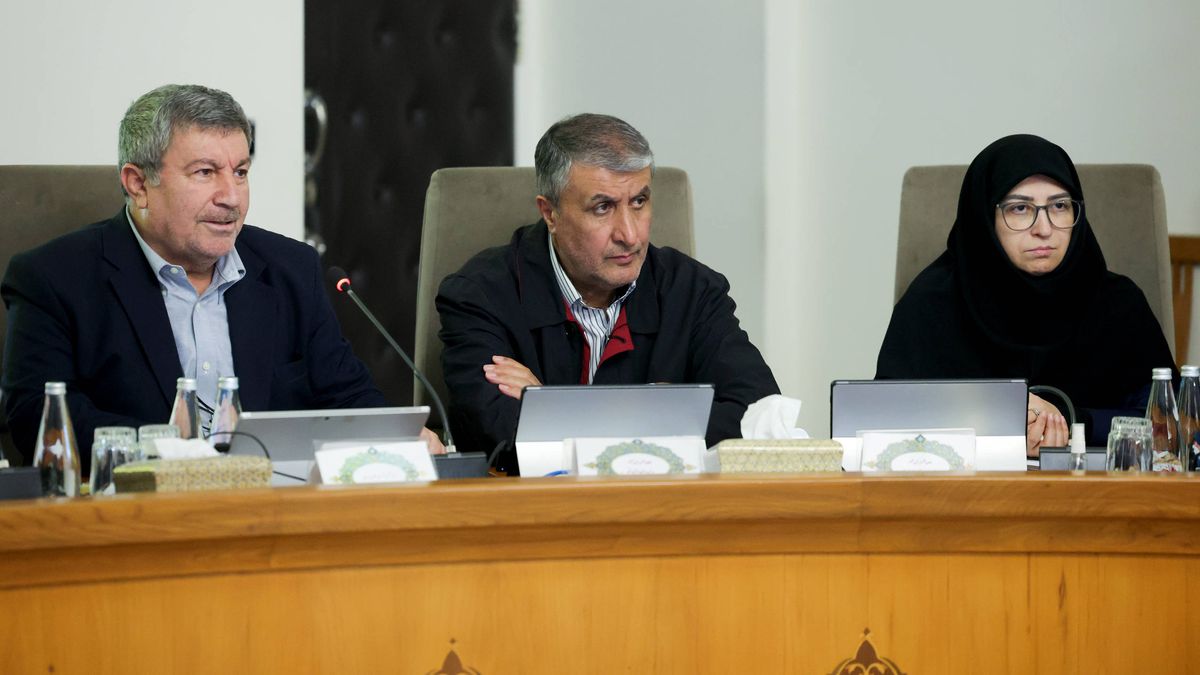 Chef der iranischen Atombehörde Eslami (mi.) kündigt Reaktivierung des Atomprogramms an