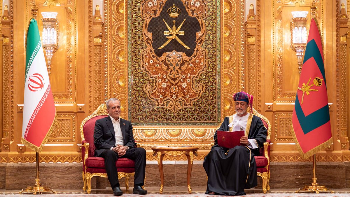 Irans Präsident Masoud Peseschkian zu Besuch im Oman, der in den Atomverhandlungen mit den USA vermittelt
