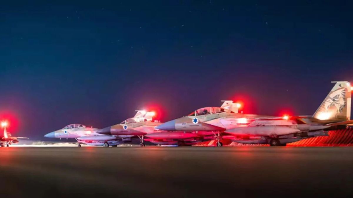 Israelische F-15-Kampfjets kurz vor dem Start zu ihrem Einsatz im Iran
