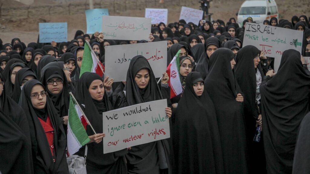Regimeanhängerinnen demonstrieren für Irans Atomprogramm und die Vernichtung Israels