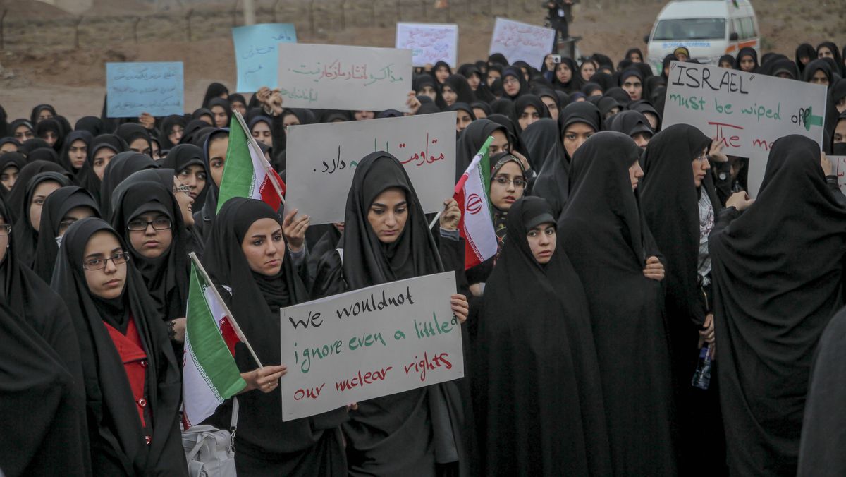 Regimeanhängerinnen demonstrieren für Irans Atomprogramm und die Vernichtung Israels
