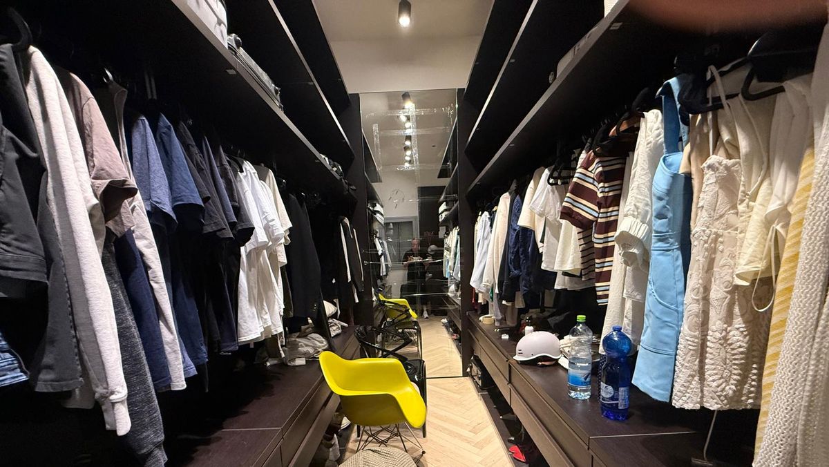 Der in Friedenszeiten als Kleiderschrank genutzte Schutzraum in Tel Aviv