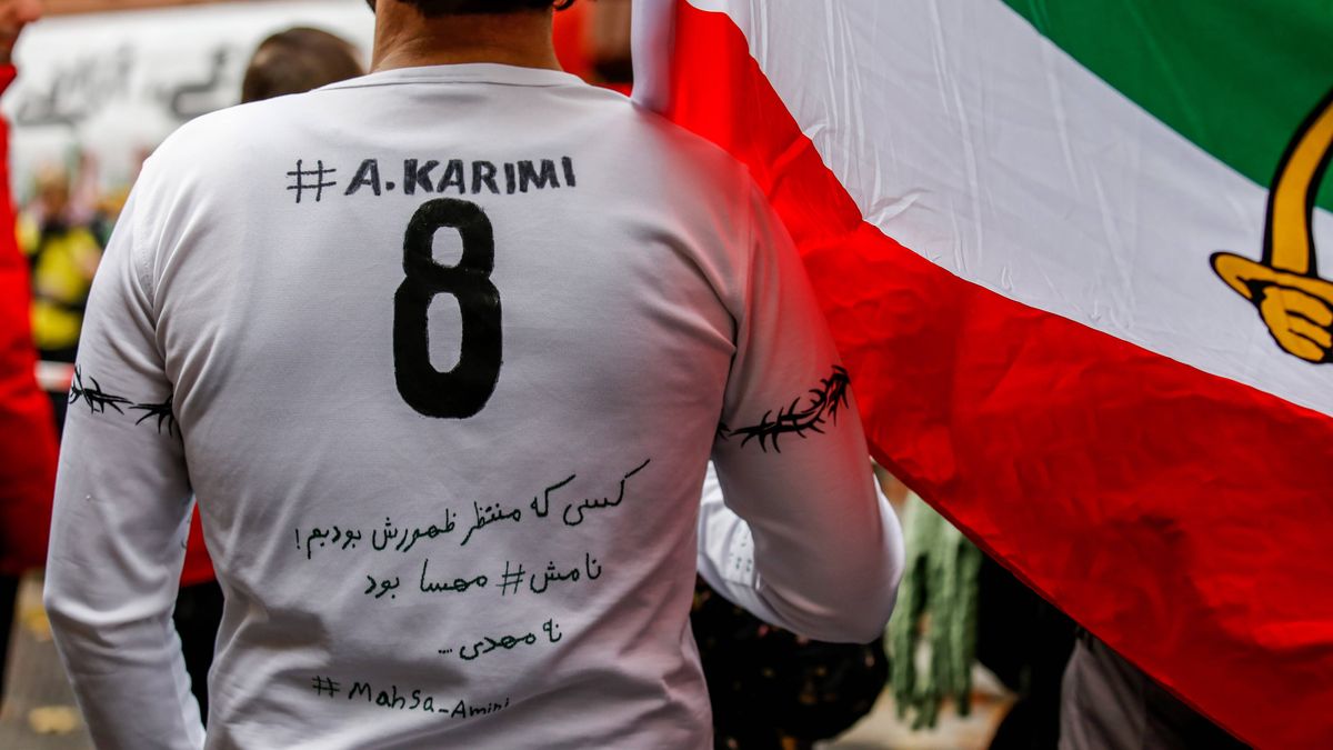 Ein iranischer Demonstrant gegen die Islamische Republik mit T-Shirt des Fußballers Ali Karimi
