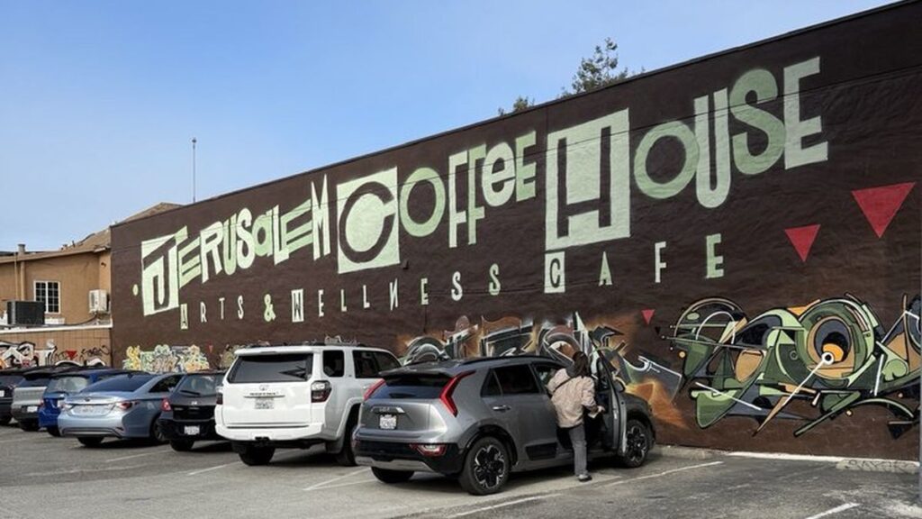 Hamas-Sympathie im Café: Rote Dreiecke auf der Mauer des Jerusalem Coffee House im kalifornischen Oakland