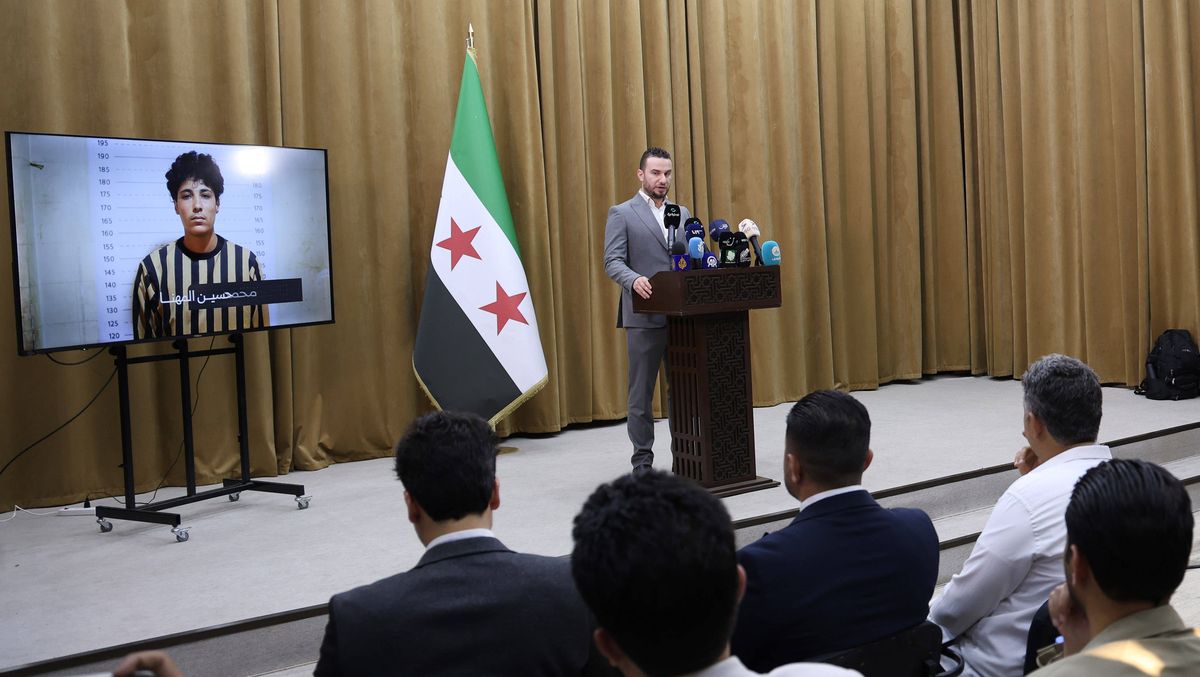 Der Sprecher des syrischen Innenministeriums präsentiert die Verdächtigen für den Anschlag auf die Mar-Elias-Kirche