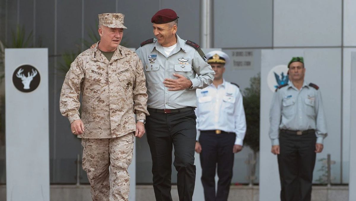 Ex-CENTCOM-Chef Kenneth F. McKenzie Jr. mit dem IDF-Generalstabschef Aviv Kohavi