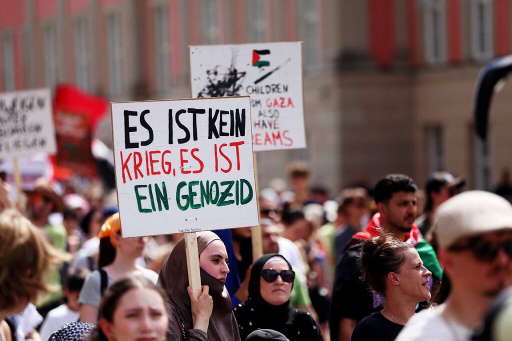 Nicht nur auf Demonstrationen, auch auf wissenschaftlichen Konferenze wird der Genozid-Vorwurf gegen Israel lautstark propagaiert. (© imago images/Martin Müller)