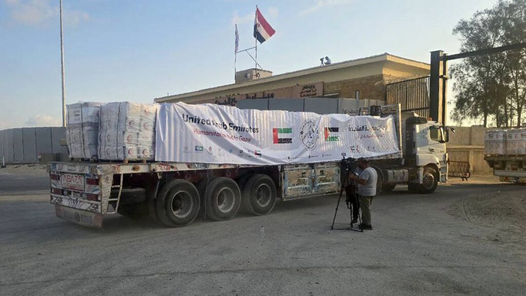 LKW mit Hilfslieferungen am Grenzübergang Rafah zwischen Ägypten und Gaza