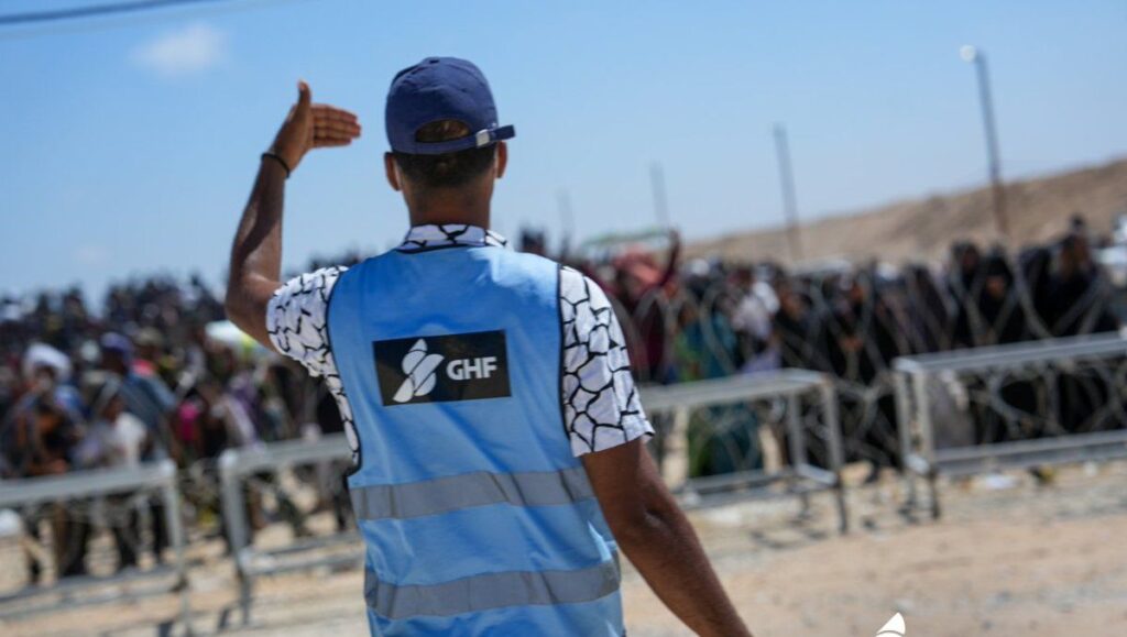Ein Mitarbeiter der Gaza Humanitarian Foundation in einem der Verteilungszentren in der Küstenexklave