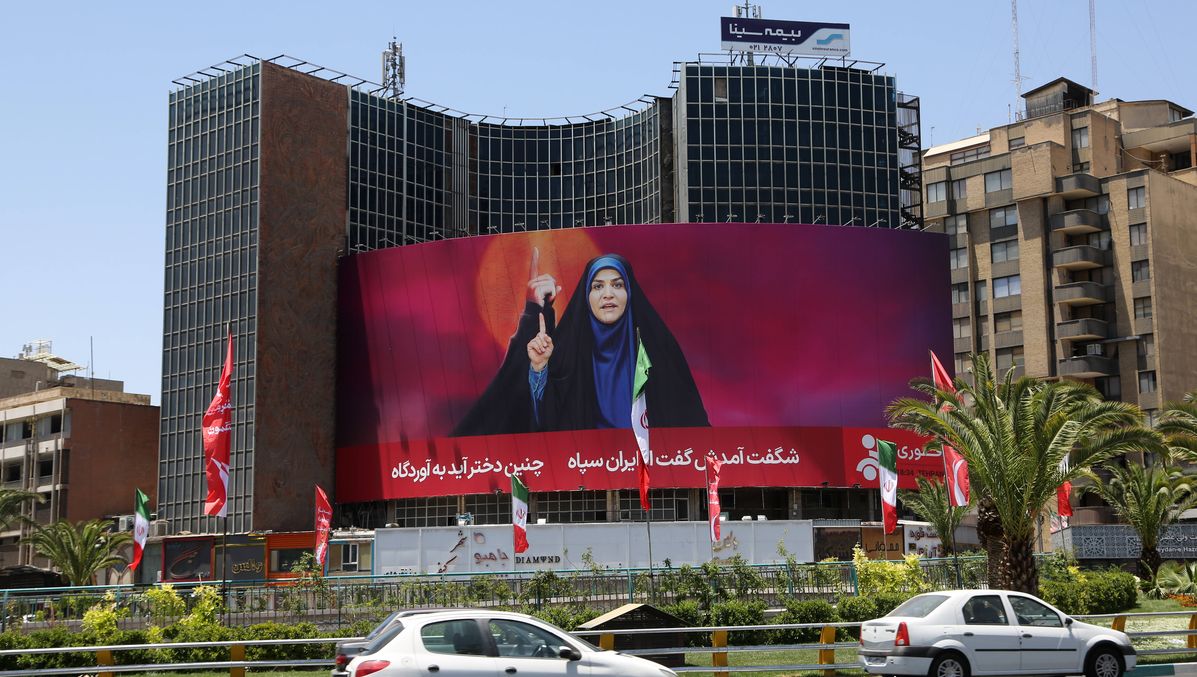 Ein Banner der iranischen TV-Sprecherin Shaar Emami auf dem Veliasr-Platz in Teheran