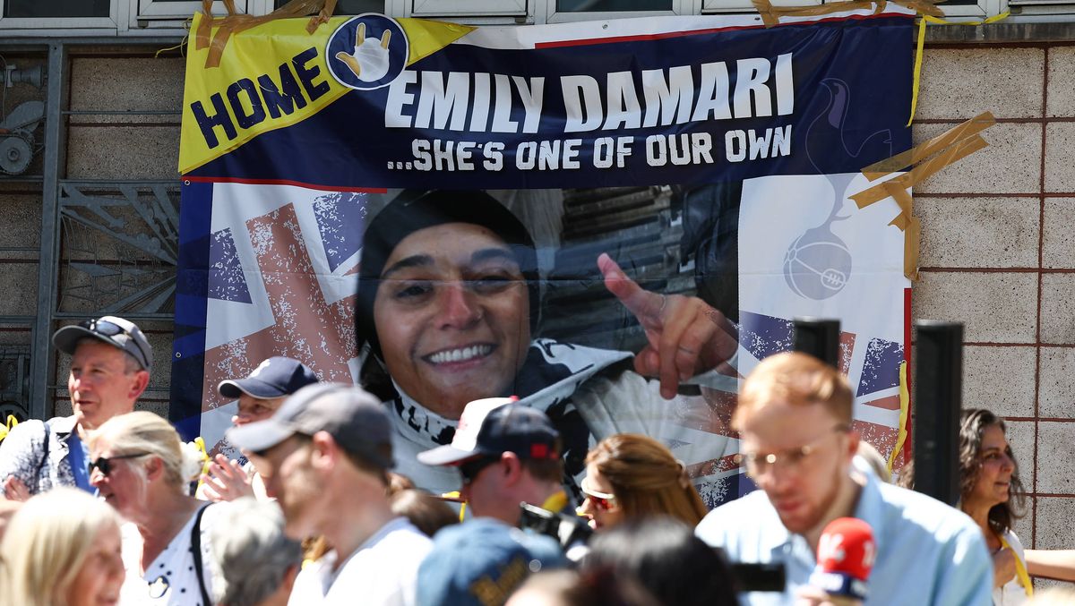 Fan der Tottenham Hotspurs: Plakat von Emily Damari bei einem Match ihres Clubs in London