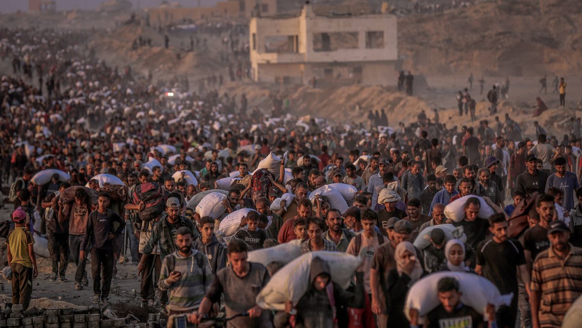 Palästinenser mit Hilfslieferungen der Gaza Humanitarian Foundation