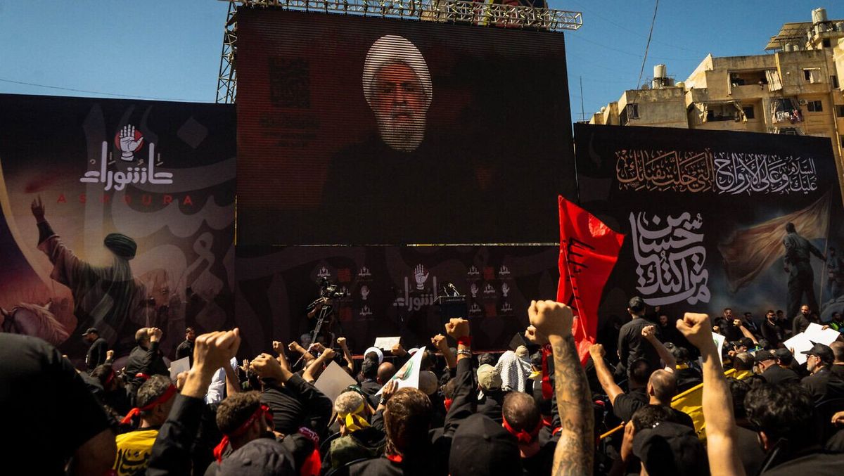 Hisbollah-Unterstützer bei einer aufgezeichneten Ansprache des Generalsekretärs der Terrorgruppe, Naim Qassem