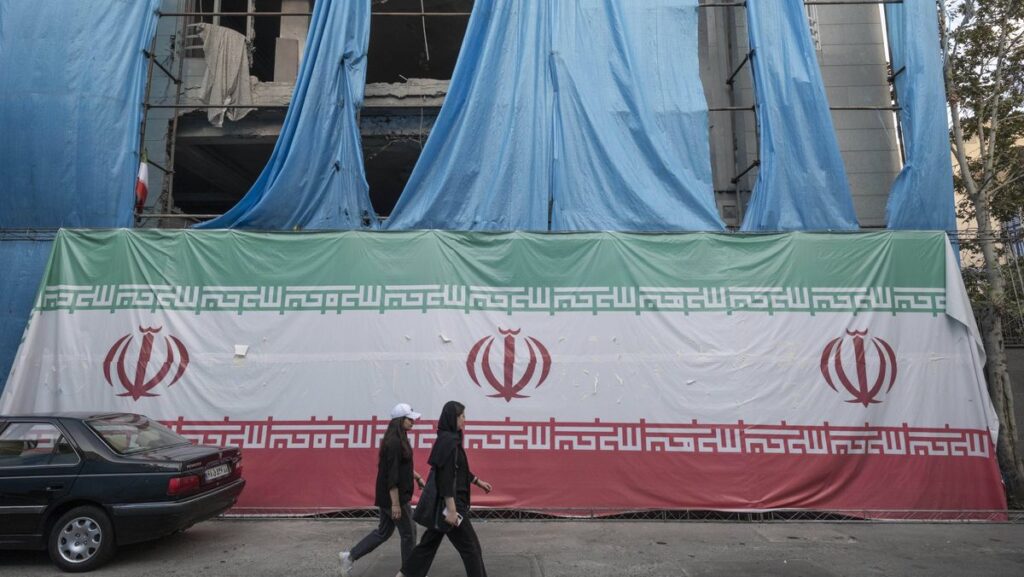 Zwei Iranerinnen vor einem im Krieg mit Israel zerstörten Wohnhaus in Teheran