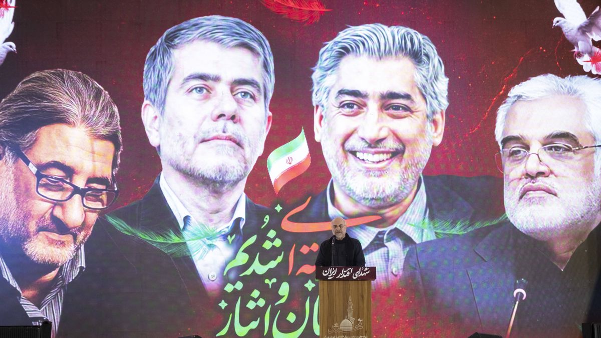 Irans Parlamentssprecher vor einem Bild der von Israel getöteten Atomwissenschaftler